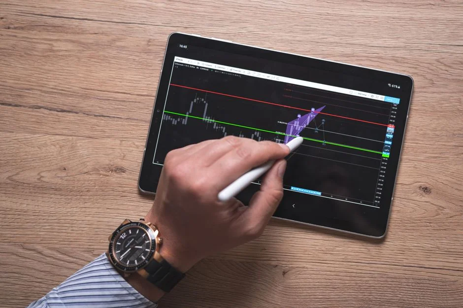 hero-img Une équipe examine des graphiques financiers et des données numériques sur des tablettes dans un environnement de bureau.